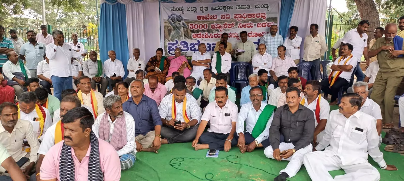 ತಮಿಳುನಾಡಿಗೆ ನೀರು...:  ಕಾವೇರಿ ಪ್ರಾಧಿಕಾರದ ಆದೇಶ ವಿರೋಧಿಸಿ ಮಂಡ್ಯದ ಸರ್.ಎಂ. ವಿ ಪ್ರತಿಮೆ ಎದುರು ರೈತರಿಂದ ಧರಣಿ ಆರಂಭ