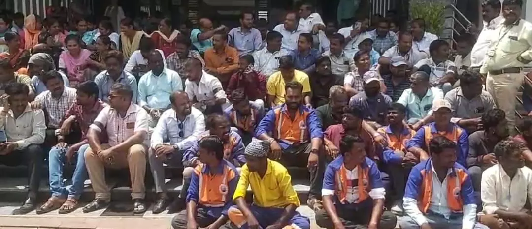 ಕಲಬುರಗಿ ಮಹಾನಗರ ಪಾಲಿಕೆಯ ಆರೋಗ್ಯ ನಿರೀಕ್ಷಕರ ಮೇಲೆ ಹಲ್ಲೆ ಪ್ರಕರಣ: ಆರೋಪಿಗಳ ಬಂಧನಕ್ಕೆ ಒತ್ತಾಯ ಕಲಬುರಗಿ ಮಹಾನಗರ ಪಾಲಿಕೆಯ ಆರೋಗ್ಯ ನಿರೀಕ್ಷಕರ ಮೇಲೆ ಹಲ್ಲೆ ಪ್ರಕರಣ: ಆರೋಪಿಗಳ ಬಂಧನಕ್ಕೆ ಒತ್ತಾಯ