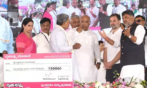 ಕಾಂಗ್ರೆಸ್‌ ನ 4ನೇ ʼಗ್ಯಾರಂಟಿʼ | ಗೃಹಲಕ್ಷ್ಮಿ ಯೋಜನೆಗೆ ಚಾಲನೆ