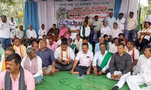 ತಮಿಳುನಾಡಿಗೆ ನೀರು...:  ಕಾವೇರಿ ಪ್ರಾಧಿಕಾರದ ಆದೇಶ ವಿರೋಧಿಸಿ ಮಂಡ್ಯದ ಸರ್.ಎಂ. ವಿ ಪ್ರತಿಮೆ ಎದುರು ರೈತರಿಂದ ಧರಣಿ ಆರಂಭ