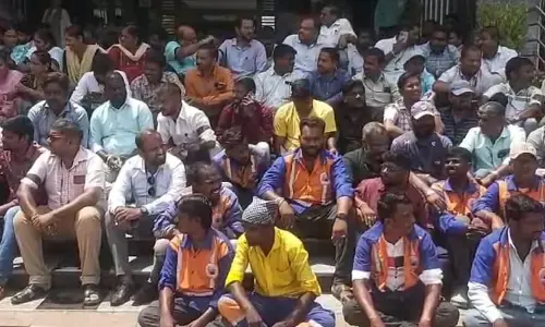 ಕಲಬುರಗಿ ಮಹಾನಗರ ಪಾಲಿಕೆಯ ಆರೋಗ್ಯ ನಿರೀಕ್ಷಕರ ಮೇಲೆ ಹಲ್ಲೆ ಪ್ರಕರಣ: ಆರೋಪಿಗಳ ಬಂಧನಕ್ಕೆ ಒತ್ತಾಯ