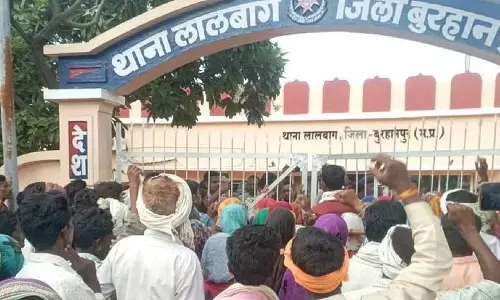 ಮಧ್ಯಪ್ರದೇಶ: ಅರಣ್ಯ ಹಕ್ಕುಗಳ ಹೋರಾಟಗಾರನ ಬಂಧನ ವಿರೋಧಿಸಿ ಬುಡಕಟ್ಟು ಜನರಿಂದ ಪ್ರತಿಭಟನೆ