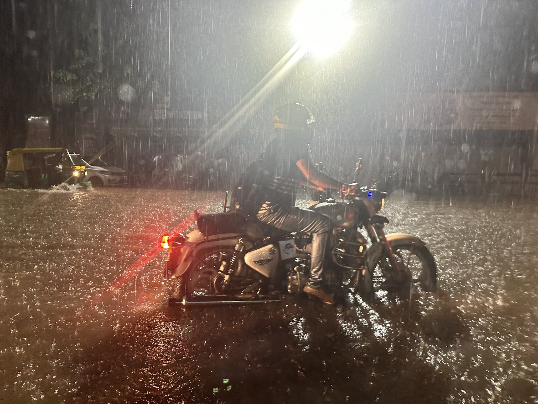 ಬೆಂಗಳೂರಿನಲ್ಲಿ ಭಾರೀ ಮಳೆ; ವಾಹನ ಸವಾರರ ಪರದಾಟ