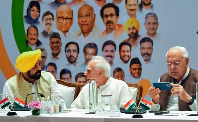 ವಿಪಕ್ಷಗಳ ಮೈತ್ರಿಕೂಟ ಸಭೆಯಲ್ಲಿ ಭಾಗಿಯಾಗಿ ಅಚ್ಚರಿ ಮೂಡಿಸಿದ ಕಪಿಲ್ ಸಿಬಲ್ ವಿಪಕ್ಷಗಳ ಮೈತ್ರಿಕೂಟ ಸಭೆಯಲ್ಲಿ ಭಾಗಿಯಾಗಿ ಅಚ್ಚರಿ ಮೂಡಿಸಿದ ಕಪಿಲ್ ಸಿಬಲ್