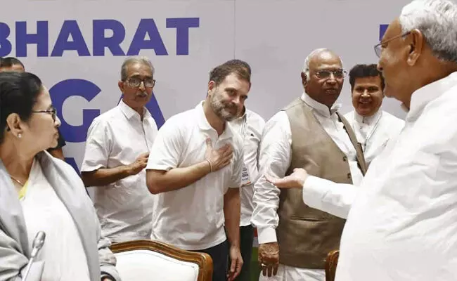 ಲೋಕಸಭಾ ಚುನಾವಣೆಯಲ್ಲಿ ಒಗ್ಗಟ್ಟಿಗೆ ‘INDIA’ ನಿರ್ಧಾರ ಲೋಕಸಭಾ ಚುನಾವಣೆಯಲ್ಲಿ ಒಗ್ಗಟ್ಟಿಗೆ ‘INDIA’ ನಿರ್ಧಾರ