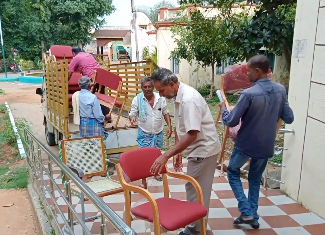 ರೈತರಿಗೆ ಭೂ ಸ್ವಾಧೀನದ ಪರಿಹಾರ ನೀಡದ ಹಿನ್ನೆಲೆ; ಪಾಂಡವಪುರ ಎಸಿ, ಪುರಸಭೆ ಕಚೇರಿ ಉಪಕರಣ ಜಪ್ತಿ ಮಾಡಿದ ಕೋರ್ಟ್​ ಸಿಬ್ಬಂದಿ