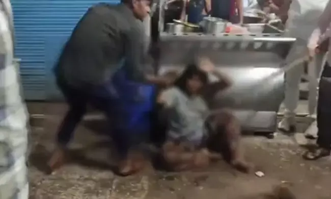 ಹಸುಗೂಸಿನೆದುರೇ ತಾಯಿಯನ್ನು ಥಳಿಸಿ ಎಳೆದೊಯ್ದ ದುಷ್ಕರ್ಮಿಗಳು; ವೀಡಿಯೋ ವೈರಲ್‌ ಆದ ಬೆನ್ನಿಗೇ ಆರೋಪಿಗಳ ಬಂಧನ