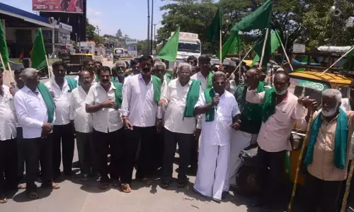 ಮಂಡ್ಯ: ತಮಿಳುನಾಡಿಗೆ ನೀರು ಬಿಡುಗಡೆ ಖಂಡಿಸಿ ರಸ್ತೆ ತಡೆ