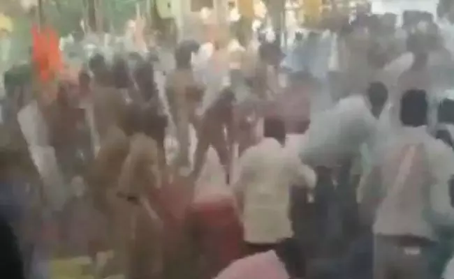 ಹಿಂಸಾಚಾರಕ್ಕೆ ತಿರುಗಿದ ಮರಾಠ ಮೀಸಲಾತಿ ಸತ್ಯಾಗ್ರಹ: ಪೊಲೀಸರ ಮೇಲೆ ಕಲ್ಲು ತೂರಾಟ ಹಿಂಸಾಚಾರಕ್ಕೆ ತಿರುಗಿದ ಮರಾಠ ಮೀಸಲಾತಿ ಸತ್ಯಾಗ್ರಹ: ಪೊಲೀಸರ ಮೇಲೆ ಕಲ್ಲು ತೂರಾಟ