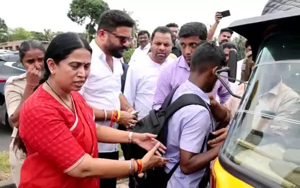 ಕಾಪು: ಅಪಘಾತದಿಂದ ಗಾಯಗೊಂಡಿದ್ದ ವಿದ್ಯಾರ್ಥಿಗೆ ನೆರವಾದ ಸಚಿವೆ ಲಕ್ಷ್ಮೀ ಹೆಬ್ಬಾಳ್ಕರ್ ಕಾಪು: ಅಪಘಾತದಿಂದ ಗಾಯಗೊಂಡಿದ್ದ ವಿದ್ಯಾರ್ಥಿಗೆ ನೆರವಾದ ಸಚಿವೆ ಲಕ್ಷ್ಮೀ ಹೆಬ್ಬಾಳ್ಕರ್