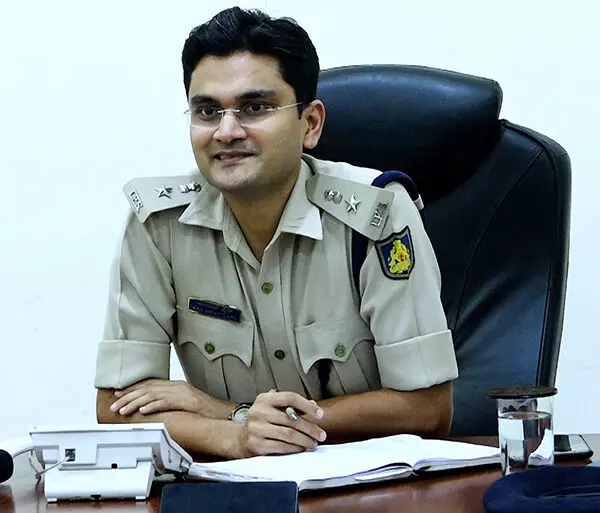 ಇತರ ಧರ್ಮ-ಸಮುದಾಯದ ಭಾವನೆಗಳಿಗೆ ಧಕ್ಕೆಯನ್ನುಂಟು ಮಾಡುವ ಟ್ಯಾಬ್ಲೋ, ನೃತ್ಯರೂಪಕಕ್ಕೆ ಅವಕಾಶವಿಲ್ಲ: ಮಂಗಳೂರು ಕಮಿಷನರ್ ಕುಲದೀಪ್ ಕುಮಾರ್ ಜೈನ್ ಇತರ ಧರ್ಮ-ಸಮುದಾಯದ ಭಾವನೆಗಳಿಗೆ ಧಕ್ಕೆಯನ್ನುಂಟು ಮಾಡುವ ಟ್ಯಾಬ್ಲೋ, ನೃತ್ಯರೂಪಕಕ್ಕೆ ಅವಕಾಶವಿಲ್ಲ: ಮಂಗಳೂರು ಕಮಿಷನರ್ ಕುಲದೀಪ್ ಕುಮಾರ್ ಜೈನ್