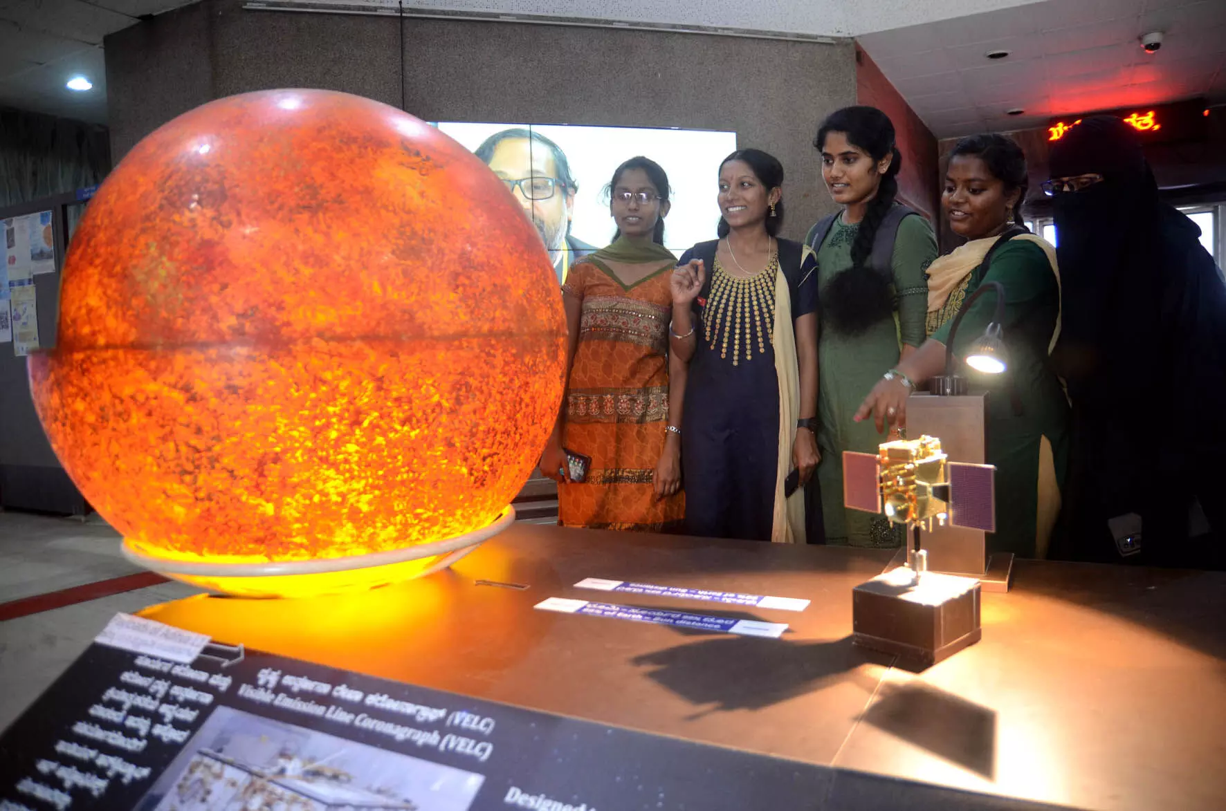 ಆದಿತ್ಯ ಎಲ್-1 ಉಡಾವಣೆ | ಬೆಂಗಳೂರಿನ ನೆಹರೂ ತಾರಾಲಯದಲ್ಲಿ ಸೌರ ವಿಜ್ಞಾನಿಗಳೊಂದಿಗೆ ಸಂವಾದ ಆದಿತ್ಯ ಎಲ್-1 ಉಡಾವಣೆ | ಬೆಂಗಳೂರಿನ ನೆಹರೂ ತಾರಾಲಯದಲ್ಲಿ ಸೌರ ವಿಜ್ಞಾನಿಗಳೊಂದಿಗೆ ಸಂವಾದ