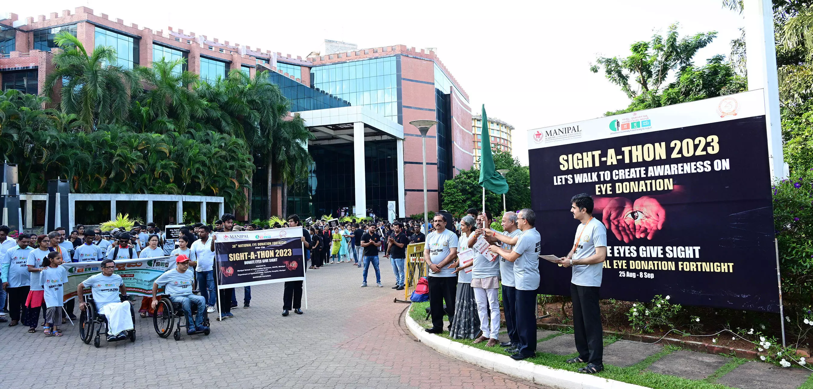 ಮಣಿಪಾಲ: ನೇತ್ರದಾನದ ಬಗ್ಗೆ ಜಾಗೃತಿ, ಕಣ್ಣಿಗೆ ಬಟ್ಟೆ ಕಟ್ಟಿ ನಡಿಗೆ