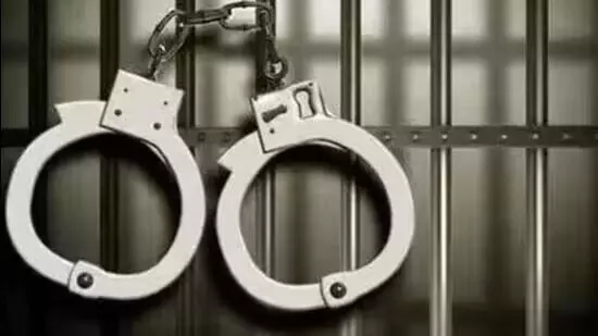 ಬುಡಕಟ್ಟು ಮಹಿಳೆಯ ಬೆತ್ತಲೆ ಮೆರವಣಿಗೆ ನಡೆಸಿದ ಪ್ರಕರಣ; ಪತಿ ಸೇರಿದಂತೆ ಮೂವರ ಬಂಧನ ಬುಡಕಟ್ಟು ಮಹಿಳೆಯ ಬೆತ್ತಲೆ ಮೆರವಣಿಗೆ ನಡೆಸಿದ ಪ್ರಕರಣ; ಪತಿ ಸೇರಿದಂತೆ ಮೂವರ ಬಂಧನ