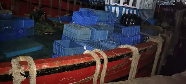 ಮಲ್ಪೆ: ಬೋಟಿನಲ್ಲಿದ್ದ ಮೀನಿನಿಂದ ವಿಷ ಅನಿಲ; ಈಶ್ವರ ಮಲ್ಪೆ ಸಹಿತ ಮತ್ತಿಬ್ಬರು ಅಸ್ವಸ್ಥ ಮಲ್ಪೆ: ಬೋಟಿನಲ್ಲಿದ್ದ ಮೀನಿನಿಂದ ವಿಷ ಅನಿಲ; ಈಶ್ವರ ಮಲ್ಪೆ ಸಹಿತ ಮತ್ತಿಬ್ಬರು ಅಸ್ವಸ್ಥ