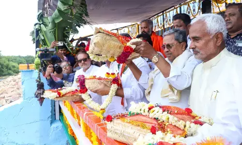 ಆಲಮಟ್ಟಿಯಲ್ಲಿ ಕೃಷ್ಣೆಗೆ ಬಾಗಿನ ಅರ್ಪಿಸಿದ ಸಿಎಂ ಸಿದ್ದರಾಮಯ್ಯ