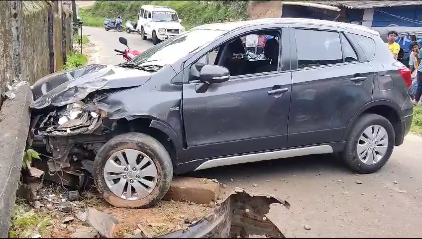 ಮಡಿಕೇರಿ: ತಡೆಗೋಡೆಗೆ ಕಾರು ಢಿಕ್ಕಿ; ಓರ್ವ ಮೃತ್ಯು ಮಡಿಕೇರಿ: ತಡೆಗೋಡೆಗೆ ಕಾರು ಢಿಕ್ಕಿ; ಓರ್ವ ಮೃತ್ಯು