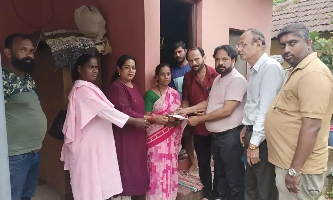 ಮಂಗಳೂರು: ಬಸ್ ನಿಂದ ಬಿದ್ದು ಸಾವನ್ನಪ್ಪಿದ ಕಂಡಕ್ಟರ್ ಕುಟುಂಬಕ್ಕೆ ಪರಿಹಾರ ಧನ ವಿತರಣೆ