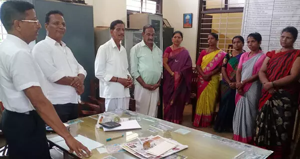 ಬಂಟ್ವಾಳ: ಬಡಗಬೆಳ್ಳೂರು ಅನುದಾನಿತ ಶಾಲೆಯ ಐವರು ಗೌರವ ಶಿಕ್ಷಕರಿಗೆ ಹೆಚ್ಚುವರಿ ವೇತನ ಹಸ್ತಾಂತರ ಬಂಟ್ವಾಳ: ಬಡಗಬೆಳ್ಳೂರು ಅನುದಾನಿತ ಶಾಲೆಯ ಐವರು ಗೌರವ ಶಿಕ್ಷಕರಿಗೆ ಹೆಚ್ಚುವರಿ ವೇತನ ಹಸ್ತಾಂತರ