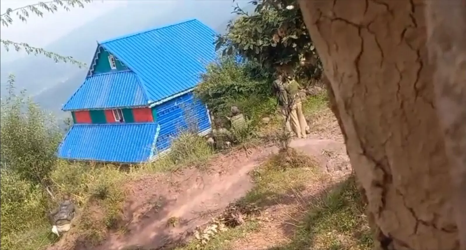 ಜಮ್ಮು ಮತ್ತು ಕಾಶ್ಮೀರದಲ್ಲಿ ಗುಂಡಿನ ದಾಳಿ; ಒಬ್ಬ ಭಯೋತ್ಪಾದಕನ ಹತ್ಯೆ ಜಮ್ಮು ಮತ್ತು ಕಾಶ್ಮೀರದಲ್ಲಿ ಗುಂಡಿನ ದಾಳಿ; ಒಬ್ಬ ಭಯೋತ್ಪಾದಕನ ಹತ್ಯೆ