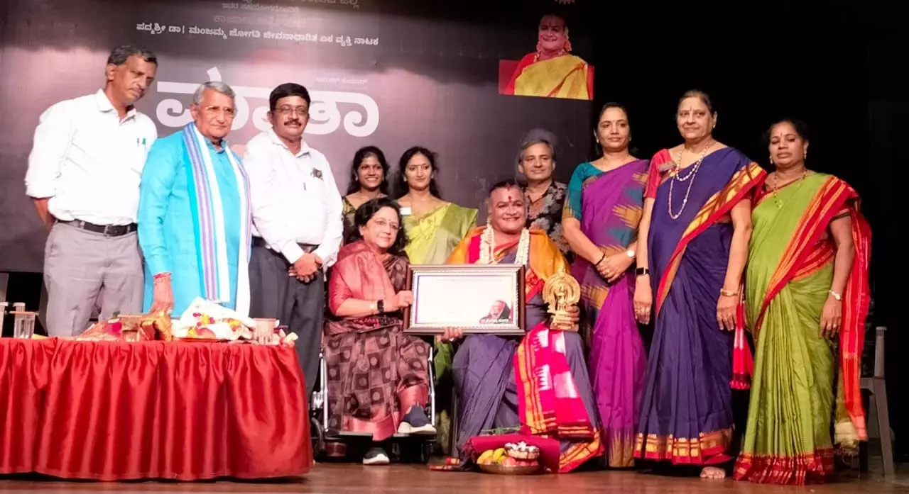 ಪದ್ಮಶ್ರೀ ಮಂಜಮ್ಮ ಜೋಗತಿ ಜೀವಾನಾಧಾರಿತ ಮಾತಾ ಏಕವ್ಯಕ್ತಿ ನಾಟಕ ಪ್ರದರ್ಶನ ಪದ್ಮಶ್ರೀ ಮಂಜಮ್ಮ ಜೋಗತಿ ಜೀವಾನಾಧಾರಿತ ಮಾತಾ ಏಕವ್ಯಕ್ತಿ ನಾಟಕ ಪ್ರದರ್ಶನ