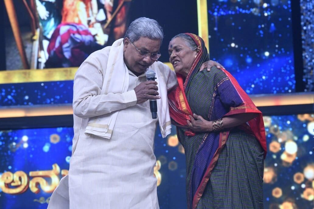 ಶಕ್ತಿ ಯೋಜನೆ ಜಾರಿಗೊಂಡ ದಿನ ಬಸ್ಸಿನ ಮೆಟ್ಟಿಲುಗಳಿಗೆ ನಮಸ್ಕರಿಸಿದ್ದ ಸಂಗವ್ವರನ್ನು ಭೇಟಿಯಾದ ಸಿದ್ದರಾಮಯ್ಯ; ವೀಡಿಯೊ ಹಂಚಿಕೊಂಡ ಕಾಂಗ್ರೆಸ್