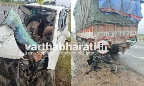 ಚಿತ್ರದುರ್ಗ: ಲಾರಿಗೆ ಕಾರು ಢಿಕ್ಕಿ; ನಾಲ್ವರು ಸಾವು
