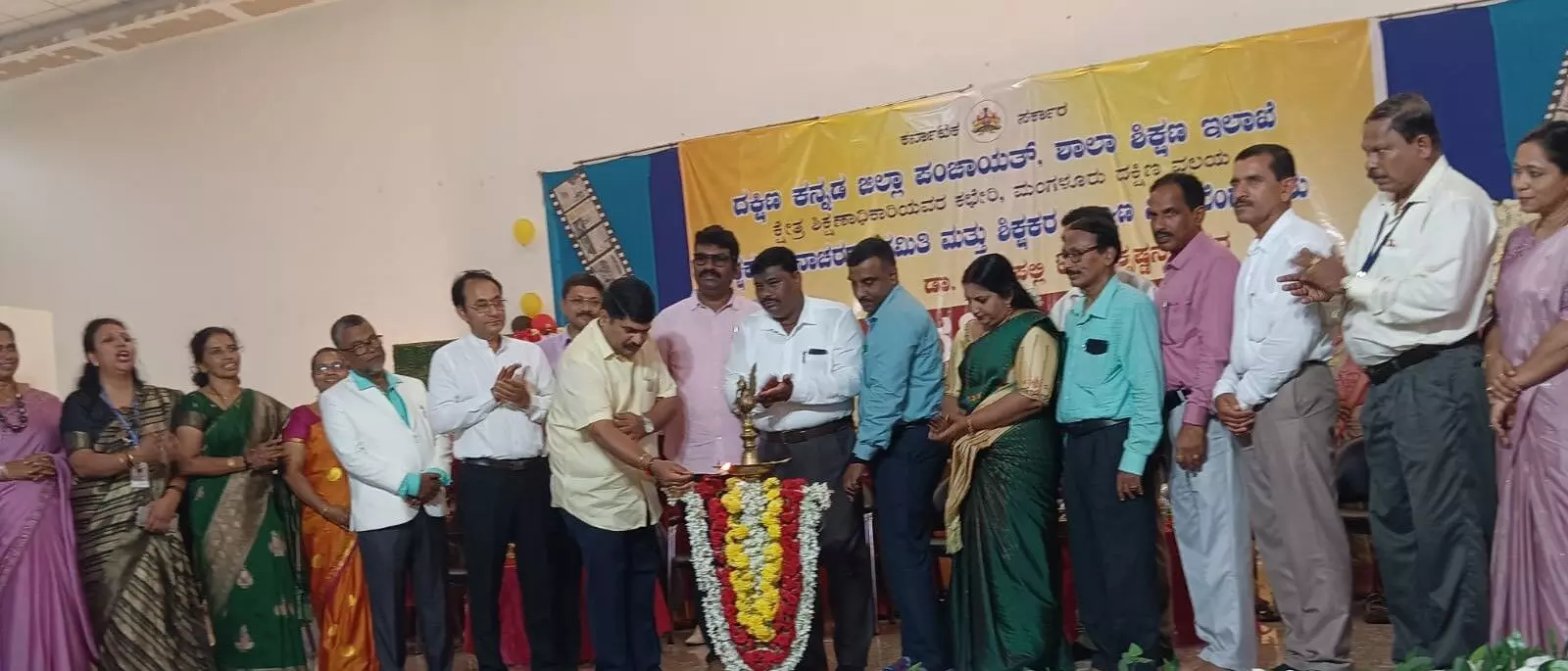 ವಿದ್ಯಾರ್ಥಿಗಳನ್ನು ಸರಿಯಾದ ದಾರಿಯಲ್ಲಿ ಮುನ್ನಡೆಸುವಲ್ಲಿ ಗುರುಗಳ ಪಾತ್ರ ಅನನ್ಯ: ಶಾಸಕ ವೇದವ್ಯಾಸ ಕಾಮತ್ ವಿದ್ಯಾರ್ಥಿಗಳನ್ನು ಸರಿಯಾದ ದಾರಿಯಲ್ಲಿ ಮುನ್ನಡೆಸುವಲ್ಲಿ ಗುರುಗಳ ಪಾತ್ರ ಅನನ್ಯ: ಶಾಸಕ ವೇದವ್ಯಾಸ ಕಾಮತ್