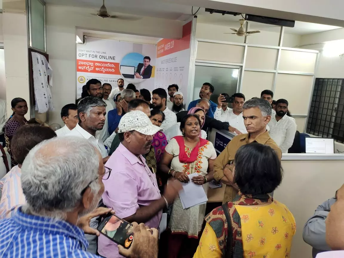 ಸಬ್ ರಿಜಿಸ್ಟ್ರಾರ್ ಕಚೇರಿಗೆ  ದಿಢೀರ್ ಭೇಟಿ ನೀಡಿದ ಸಚಿವ ಕೃಷ್ಣ ಬೈರೇಗೌಡ