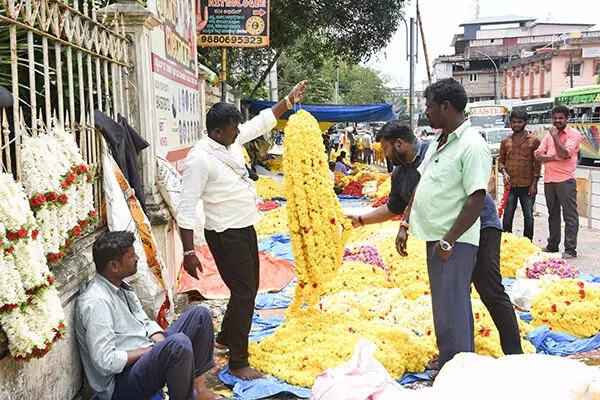 ಅನಿರೀಕ್ಷಿತ ಮಳೆ: ಹೂವಿನ ಮಾರಾಟಕ್ಕೆ ಅಡ್ಡಿ; ಸಂಕಷ್ಟಕ್ಕೀಡಾದ ಮಾರಾಟಗಾರರು ಅನಿರೀಕ್ಷಿತ ಮಳೆ: ಹೂವಿನ ಮಾರಾಟಕ್ಕೆ ಅಡ್ಡಿ; ಸಂಕಷ್ಟಕ್ಕೀಡಾದ ಮಾರಾಟಗಾರರು