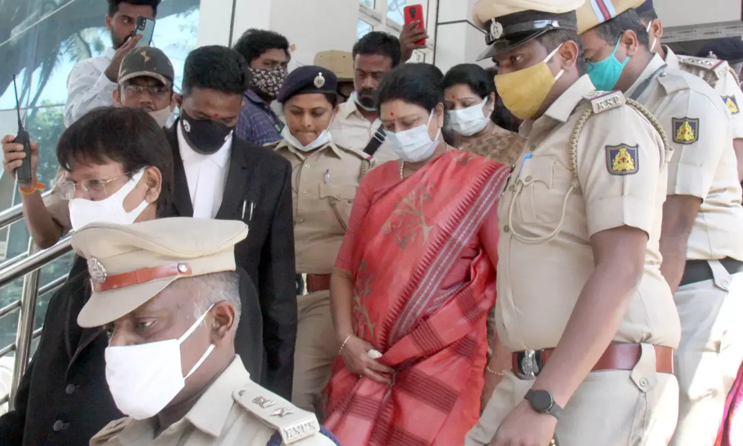 ಜೈಲಿನಲ್ಲಿ ರಾಜಾತಿಥ್ಯ ಪ್ರಕರಣ: ಶಶಿಕಲಾ, ಇಳವರಸಿಗೆ ಜಾಮೀನು ರಹಿತ ವಾರೆಂಟ್ ಜಾರಿ