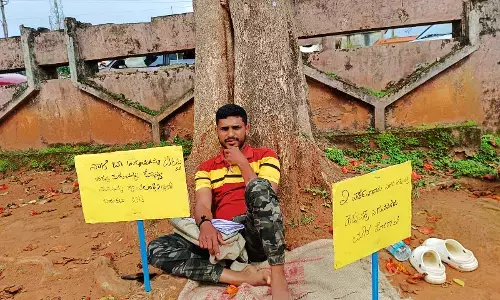 ನಿವೇಶನ ಹಕ್ಕುಪತ್ರ ನೀಡಲು ನಿರ್ಲಕ್ಷ್ಯ ಆರೋಪ: ಮೂಡಿಗೆರೆ ತಾಲೂಕು ಕಚೇರಿ ಎದುರು  ಧರಣಿ ಕುಳಿತ ಗ್ರಾ.ಪಂ ಉಪಾಧ್ಯಕ್ಷ