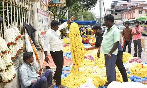 ಅನಿರೀಕ್ಷಿತ ಮಳೆ: ಹೂವಿನ ಮಾರಾಟಕ್ಕೆ ಅಡ್ಡಿ; ಸಂಕಷ್ಟಕ್ಕೀಡಾದ ಮಾರಾಟಗಾರರು