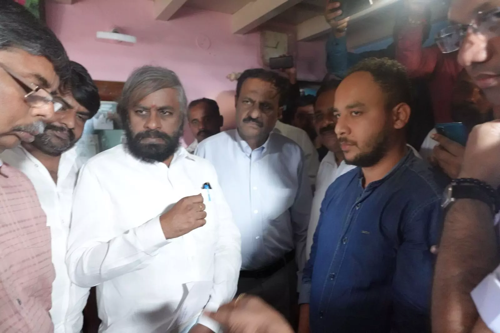 ಆನೆ ದಾಳಿಯಿಂದ ಮೃತಪಟ್ಟ ಶಾರ್ಪ್ ಶೂಟರ್ ವೆಂಕಟೇಶ್ ಅವರ ಮನೆಗೆ ಅರಣ್ಯ ಸಚಿವ ಈಶ್ವರ ಖಂಡ್ರೆ ಭೇಟಿ