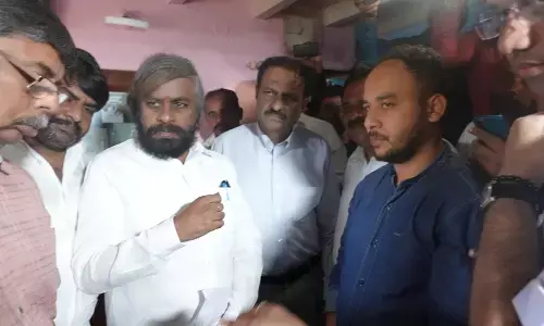 ಆನೆ ದಾಳಿಯಿಂದ ಮೃತಪಟ್ಟ ಶಾರ್ಪ್ ಶೂಟರ್ ವೆಂಕಟೇಶ್ ಅವರ ಮನೆಗೆ ಅರಣ್ಯ ಸಚಿವ ಈಶ್ವರ ಖಂಡ್ರೆ ಭೇಟಿ