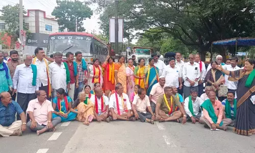 ಕಾವೇರಿ ವಿಚಾರಣೆ ಮುಂದೂಡಿಕೆ: ರೈತರಿಂದ ದಿಢೀರ್ ರಸ್ತೆತಡೆ