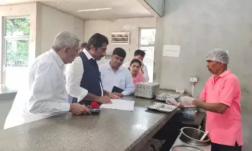 ತೊಕ್ಕೊಟ್ಟು ಇಂದಿರಾ ಕ್ಯಾಂಟೀನ್‌ಗೆ ಸಚಿವ ರಹೀಂ ಖಾನ್ ಭೇಟಿ