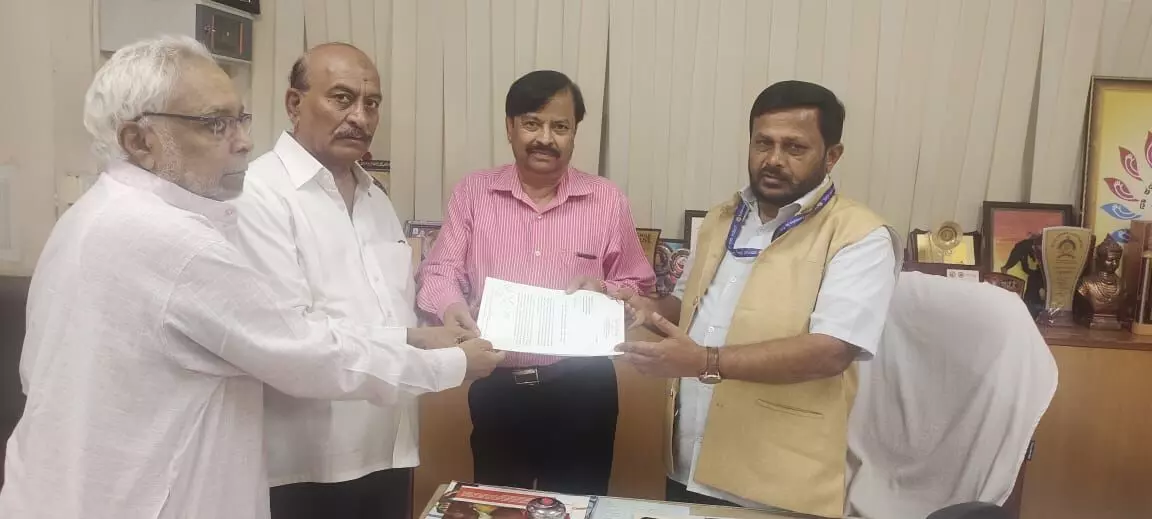 ಅರಸೀಕೆರೆ | ವಿದ್ಯಾರ್ಥಿಗಳ ಮೇಲೆ ಹಲ್ಲೆ ನಡೆಸಿದ ಶಿಕ್ಷಕನ ವಿರುದ್ಧ ಮಕ್ಕಳ ಹಕ್ಕುಗಳ ಆಯೋಗಕ್ಕೆ ದೂರು ಅರಸೀಕೆರೆ | ವಿದ್ಯಾರ್ಥಿಗಳ ಮೇಲೆ ಹಲ್ಲೆ ನಡೆಸಿದ ಶಿಕ್ಷಕನ ವಿರುದ್ಧ ಮಕ್ಕಳ ಹಕ್ಕುಗಳ ಆಯೋಗಕ್ಕೆ ದೂರು