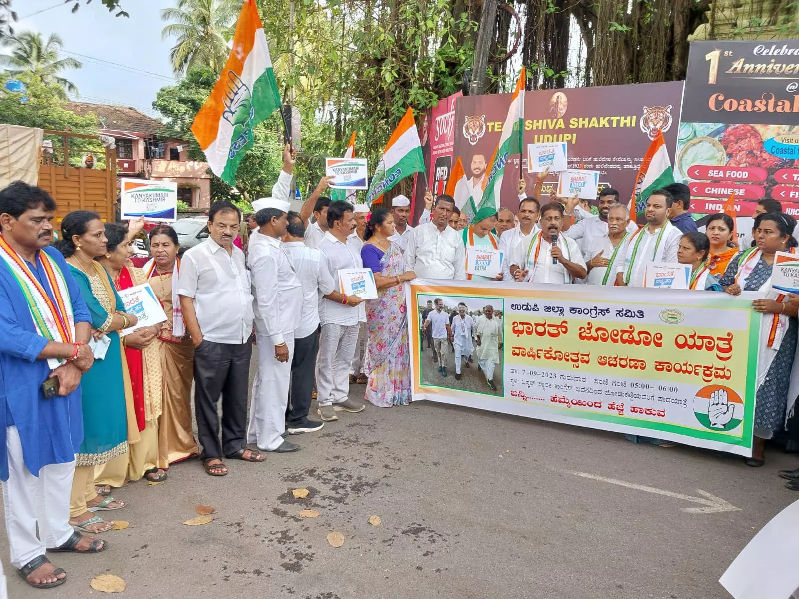 ಭಾರತ ಜೋಡೋ ವಾರ್ಷಿಕೋತ್ಸವ: ಕಾಂಗ್ರೆಸ್ನಿಂದ ಪಾದಯಾತ್ರೆ ಭಾರತ ಜೋಡೋ ವಾರ್ಷಿಕೋತ್ಸವ: ಕಾಂಗ್ರೆಸ್ನಿಂದ ಪಾದಯಾತ್ರೆ