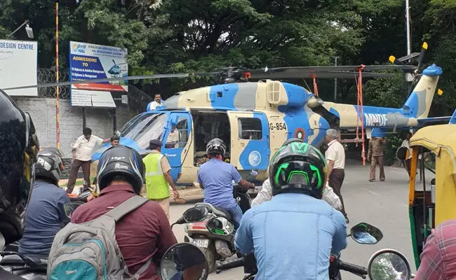 ಬೆಂಗಳೂರು ರಸ್ತೆಯಲ್ಲಿ ಸಿಲುಕಿಕೊಂಡ ಹೆಲಿಕಾಪ್ಟರ್, ಟ್ರಾಫಿಕ್ ಜಾಮ್! ಬೆಂಗಳೂರು ರಸ್ತೆಯಲ್ಲಿ ಸಿಲುಕಿಕೊಂಡ ಹೆಲಿಕಾಪ್ಟರ್, ಟ್ರಾಫಿಕ್ ಜಾಮ್!