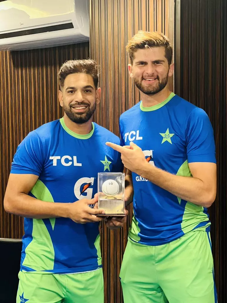 50 ವಿಕೆಟ್ ಪೂರೈಸಿದ ಹಾರಿಸ್ ರವೂಫ್‌ಗೆ ವಿಶೇಷ ಸ್ಮರಣಿಕೆ ನೀಡಿದ ಶಾಹೀನ್ ಅಫ್ರಿದಿ