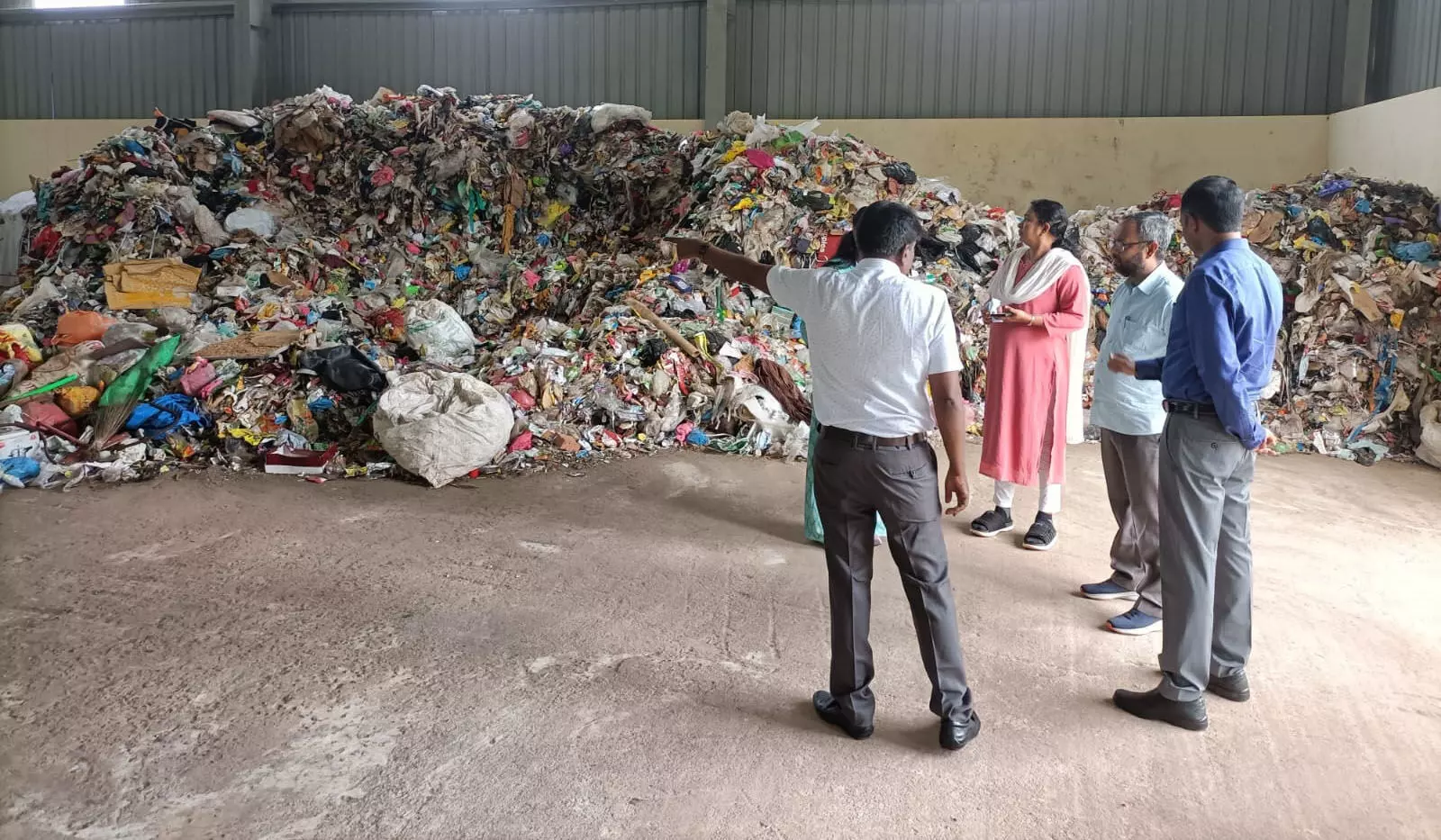 ಎಂಆರ್ಎಫ್ ಕೇಂದ್ರಕ್ಕೆ ರೇಜು ಭೇಟಿ ಎಂಆರ್ಎಫ್ ಕೇಂದ್ರಕ್ಕೆ ರೇಜು ಭೇಟಿ