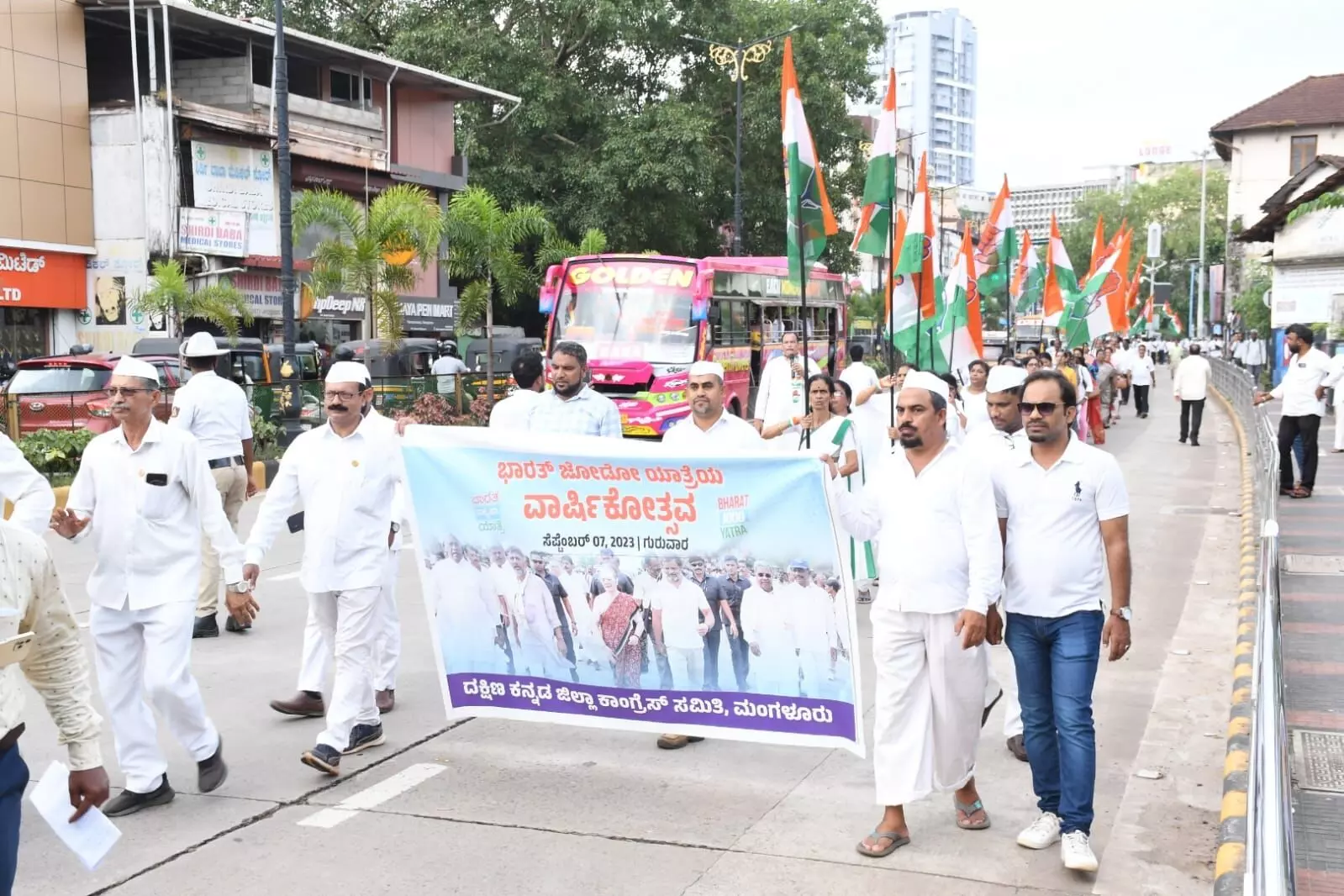ರಾಹುಲ್ ಗಾಂಧಿ ನೇತೃತ್ವದ ಪಾದಯಾತ್ರೆಗೆ ವರ್ಷ ತುಂಬಿದ ಹಿನ್ನೆಲೆ: ಮಂಗಳೂರಿನಲ್ಲಿ ಕಾಂಗ್ರೆಸ್ನಿಂದ ಪಾದಯಾತ್ರೆ ರಾಹುಲ್ ಗಾಂಧಿ ನೇತೃತ್ವದ ಪಾದಯಾತ್ರೆಗೆ ವರ್ಷ ತುಂಬಿದ ಹಿನ್ನೆಲೆ: ಮಂಗಳೂರಿನಲ್ಲಿ ಕಾಂಗ್ರೆಸ್ನಿಂದ ಪಾದಯಾತ್ರೆ