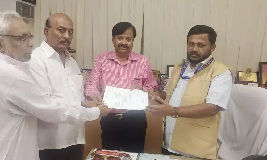 ಅರಸೀಕೆರೆ | ವಿದ್ಯಾರ್ಥಿಗಳ ಮೇಲೆ ಹಲ್ಲೆ ನಡೆಸಿದ ಶಿಕ್ಷಕನ ವಿರುದ್ಧ ಮಕ್ಕಳ ಹಕ್ಕುಗಳ ಆಯೋಗಕ್ಕೆ ದೂರು