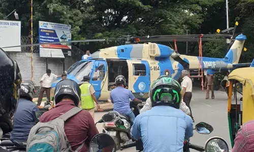 ಬೆಂಗಳೂರು ರಸ್ತೆಯಲ್ಲಿ ಸಿಲುಕಿಕೊಂಡ ಹೆಲಿಕಾಪ್ಟರ್, ಟ್ರಾಫಿಕ್ ಜಾಮ್!