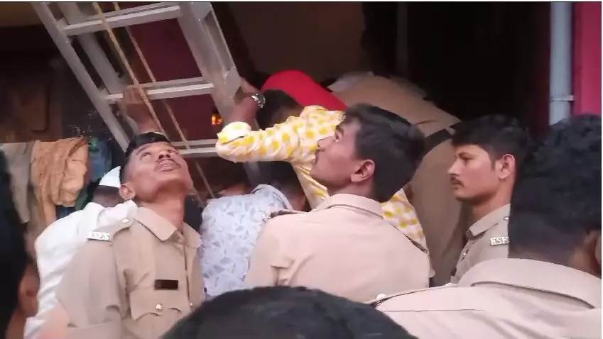 ಸಾಗರ | ಬಾವಿಗೆ ರಿಂಗ್ ಇಳಿಸುತ್ತಿದ್ದ ವೇಳೆ ಕಲ್ಲು ಕುಸಿತ: ಕಾರ್ಮಿಕ ಮೃತ್ಯು ಸಾಗರ | ಬಾವಿಗೆ ರಿಂಗ್ ಇಳಿಸುತ್ತಿದ್ದ ವೇಳೆ ಕಲ್ಲು ಕುಸಿತ: ಕಾರ್ಮಿಕ ಮೃತ್ಯು