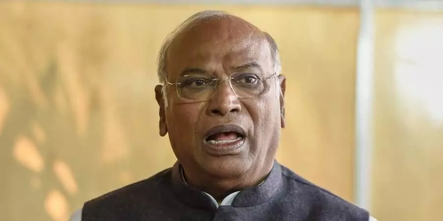 ರಾಷ್ಟ್ರಪತಿ ಆಯೋಜಿಸಿರುವ ಜಿ20 ಔತಣಕೂಟಕ್ಕೆ ಮಲ್ಲಿಕಾರ್ಜುನ ಖರ್ಗೆಗೆ ಆಹ್ವಾನವಿಲ್ಲ ರಾಷ್ಟ್ರಪತಿ ಆಯೋಜಿಸಿರುವ ಜಿ20 ಔತಣಕೂಟಕ್ಕೆ ಮಲ್ಲಿಕಾರ್ಜುನ ಖರ್ಗೆಗೆ ಆಹ್ವಾನವಿಲ್ಲ