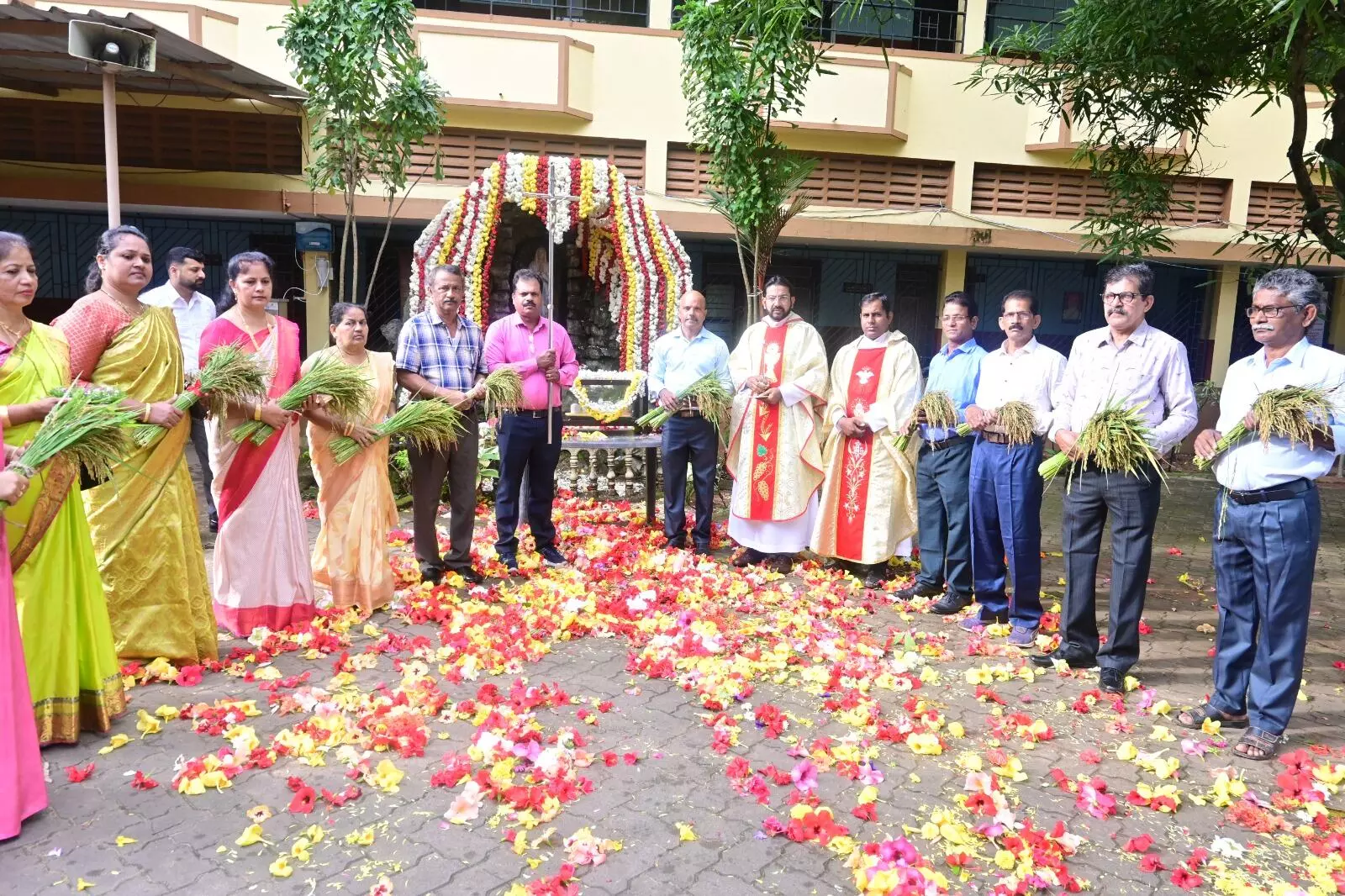 ಉಡುಪಿ: ಕ್ರೈಸ್ತರಿಂದ ಸಂಭ್ರಮದ ಮೊಂತಿ ಫೆಸ್ಟ್ ಆಚರಣೆ ಉಡುಪಿ: ಕ್ರೈಸ್ತರಿಂದ ಸಂಭ್ರಮದ ಮೊಂತಿ ಫೆಸ್ಟ್ ಆಚರಣೆ