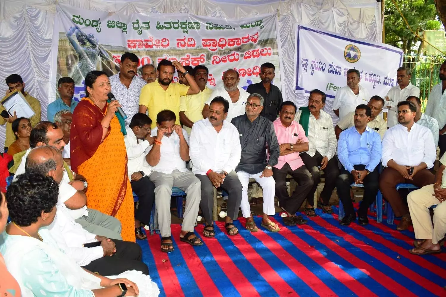 ತಮಿಳುನಾಡಿಗೆ ನೀರು ಸ್ಥಗಿತ: ರೈತರ ಧರಣಿ ತಾತ್ಕಾಲಿಕ ಹಿಂದಕ್ಕೆ ತಮಿಳುನಾಡಿಗೆ ನೀರು ಸ್ಥಗಿತ: ರೈತರ ಧರಣಿ ತಾತ್ಕಾಲಿಕ ಹಿಂದಕ್ಕೆ