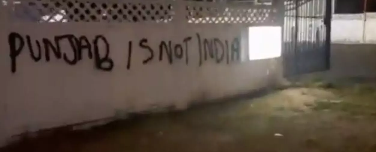 ಕೆನಡಾ: ದೇವಾಲಯದ ಗೋಡೆಯಲ್ಲಿ ಭಾರತ ವಿರೋಧಿ ಘೋಷಣೆ ಕೆನಡಾ: ದೇವಾಲಯದ ಗೋಡೆಯಲ್ಲಿ ಭಾರತ ವಿರೋಧಿ ಘೋಷಣೆ